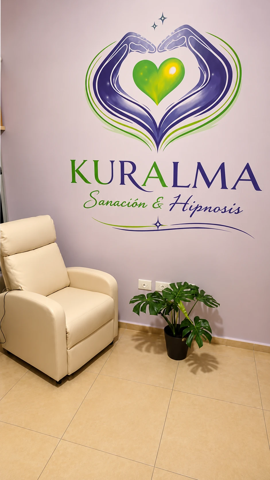 Área principal del consultorio Kuralma con el logotipo mural y sillón
